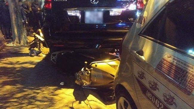 Ảnh: Hàng loạt xe máy vỡ nát, người bị thương nằm la liệt sau khi nữ tài xế lái Lexus gây tai nạn liên hoàn trên phố Hà Nội - Ảnh 6.