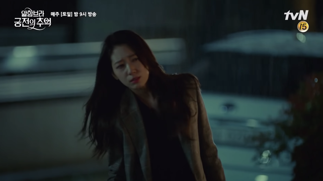 Hyun Bin thành người tàn tật, hội ngộ Park Shin Hye dưới cơn mưa - Ảnh 5. Hyun Bin thành người tàn tật, hội ngộ Park Shin Hye dưới cơn mưa - Ảnh 5.