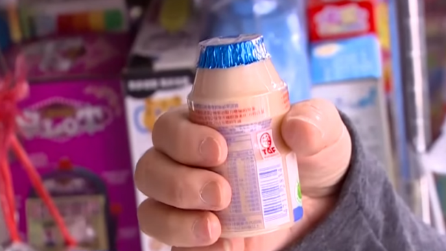 Thấy chai sữa có vị đắng nên không uống, bé gái 13 tuổi kinh hoàng phát giác mỗi đêm bố đều thực hiện hành vi bệnh hoạn này - Ảnh 1.