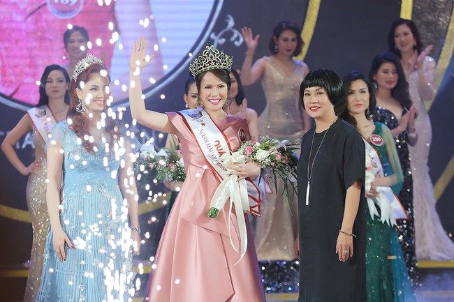Nữ thạc sĩ 49 tuổi đăng quang Người mẫu Quý bà Việt Nam - Ảnh 4. Nữ thạc sĩ 49 tuổi đăng quang Người mẫu Quý bà Việt Nam - Ảnh 4.