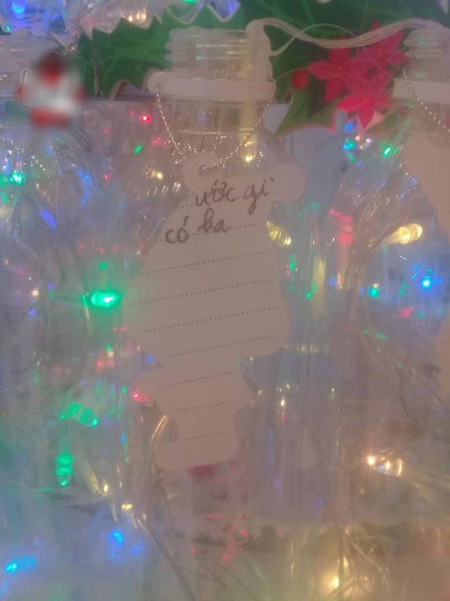 Điều ước của các em nhỏ viết trên cây thông Noel khiến người lớn lặng người - Ảnh 1.