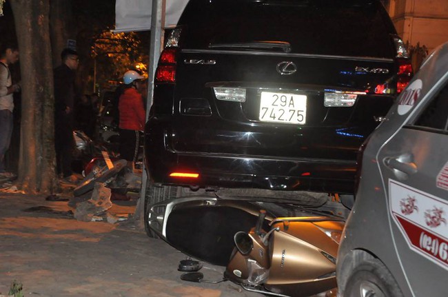 Vụ Lexus gây tai nạn liên hoàn: Người trong xe mở cửa thấy nạn nhân dưới gầm nhưng vẫn lấy đà lao tiếp - Ảnh 3.