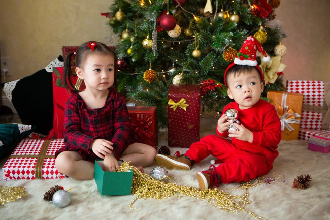 Dương Cẩm Lynh khoe ảnh giáng sinh, nhưng mọi người lại chú ý đến gương mặt ngộ nghĩnh của cậu con trai nhỏ - Ảnh 4. Dương Cẩm Lynh khoe ảnh giáng sinh, nhưng mọi người lại chú ý đến gương mặt ngộ nghĩnh của cậu con trai nhỏ - Ảnh 4.