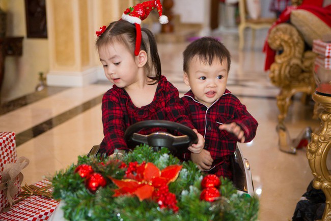 Dương Cẩm Lynh khoe ảnh giáng sinh, nhưng mọi người lại chú ý đến gương mặt ngộ nghĩnh của cậu con trai nhỏ - Ảnh 9. Dương Cẩm Lynh khoe ảnh giáng sinh, nhưng mọi người lại chú ý đến gương mặt ngộ nghĩnh của cậu con trai nhỏ - Ảnh 9.