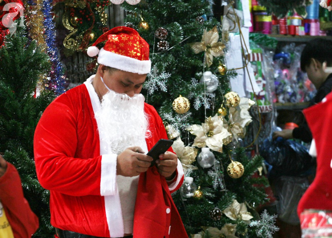 Người dân Hà Nội ùn ùn kéo đến Hàng Mã mua sắm đồ trang trí Noel - Ảnh 11.
