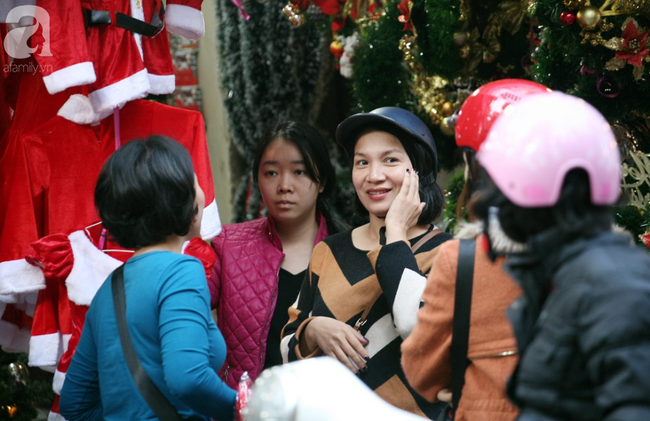 Người dân Hà Nội ùn ùn kéo đến Hàng Mã mua sắm đồ trang trí Noel - Ảnh 2.