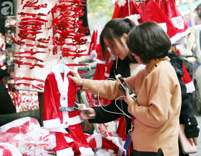 Người dân Hà Nội ùn ùn kéo đến Hàng Mã mua sắm đồ trang trí Noel - Ảnh 6.