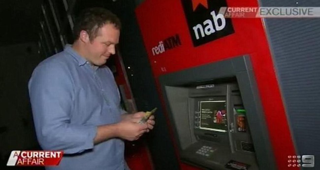 Làm giàu không khó: Anh bartender bỗng thành đại gia vì rút được gần 27 tỷ đồng từ chiếc máy ATM lỗi gần nhà - Ảnh 1.