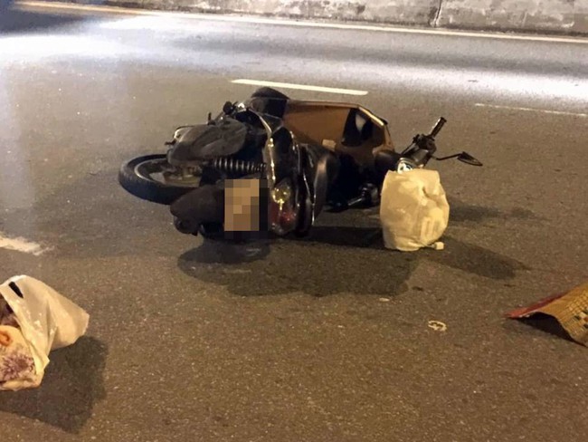 Xe máy nổ lốp khi đang lưu thông, cô gái đội mũ bảo hiểm dởm tử vong thương tâm vì bị chấn thương sọ não - Ảnh 1.