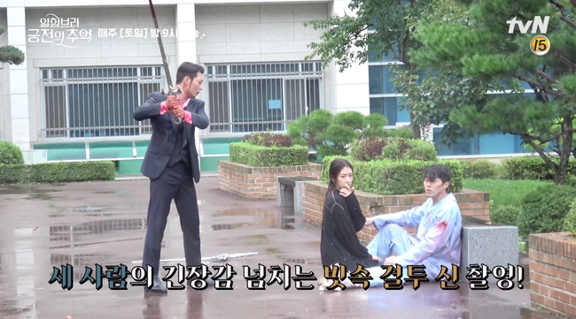 Fan xót xa khi thấy Hyun Bin, Park Shin Hye dầm mưa liên tục trong hậu trường Ký ức Alhambra - Ảnh 1. Fan xót xa khi thấy Hyun Bin, Park Shin Hye dầm mưa liên tục trong hậu trường Ký ức Alhambra - Ảnh 1.