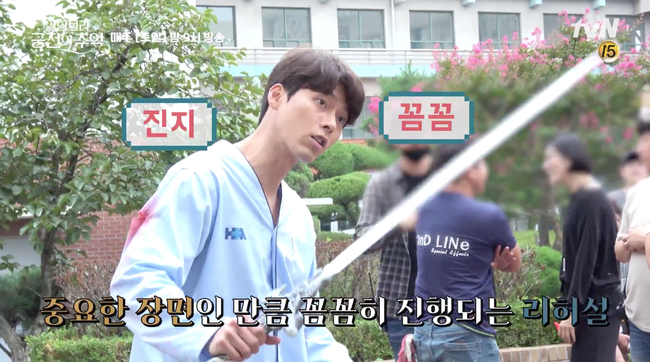 Fan xót xa khi thấy Hyun Bin, Park Shin Hye dầm mưa liên tục trong hậu trường Ký ức Alhambra - Ảnh 2. Fan xót xa khi thấy Hyun Bin, Park Shin Hye dầm mưa liên tục trong hậu trường Ký ức Alhambra - Ảnh 2.