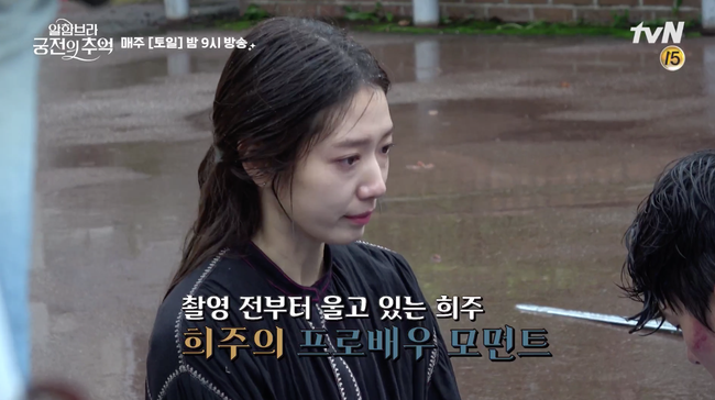 Fan xót xa khi thấy Hyun Bin, Park Shin Hye dầm mưa liên tục trong hậu trường Ký ức Alhambra - Ảnh 6. Fan xót xa khi thấy Hyun Bin, Park Shin Hye dầm mưa liên tục trong hậu trường Ký ức Alhambra - Ảnh 6.