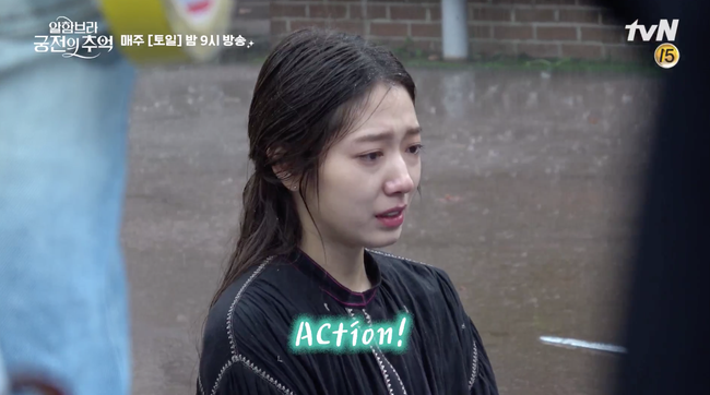 Fan xót xa khi thấy Hyun Bin, Park Shin Hye dầm mưa liên tục trong hậu trường Ký ức Alhambra - Ảnh 7. Fan xót xa khi thấy Hyun Bin, Park Shin Hye dầm mưa liên tục trong hậu trường Ký ức Alhambra - Ảnh 7.