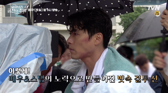 Fan xót xa khi thấy Hyun Bin, Park Shin Hye dầm mưa liên tục trong hậu trường Ký ức Alhambra - Ảnh 9. Fan xót xa khi thấy Hyun Bin, Park Shin Hye dầm mưa liên tục trong hậu trường Ký ức Alhambra - Ảnh 9.