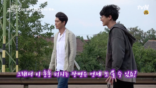 Fan xót xa khi thấy Hyun Bin, Park Shin Hye dầm mưa liên tục trong hậu trường Ký ức Alhambra - Ảnh 11. Fan xót xa khi thấy Hyun Bin, Park Shin Hye dầm mưa liên tục trong hậu trường Ký ức Alhambra - Ảnh 11.