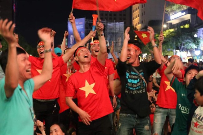 CĐV Việt Nam vỡ òa trong hạnh phúc khi đội nhà ghi bàn 2-1 trước đội tuyển Philippines - Ảnh 20.