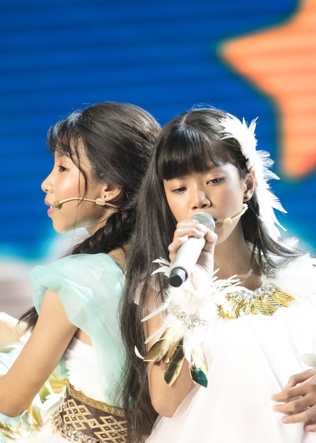Thầy trò Hồ Hoài Anh - Lưu Hương Giang chơi lớn, mang nhạc kịch đến The Voice Kids - Ảnh 10. Thầy trò Hồ Hoài Anh - Lưu Hương Giang chơi lớn, mang nhạc kịch đến The Voice Kids - Ảnh 10.