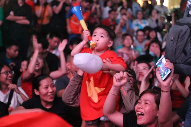 CĐV Việt Nam vỡ òa trong hạnh phúc khi đội nhà ghi bàn 2-1 trước đội tuyển Philippines - Ảnh 21.
