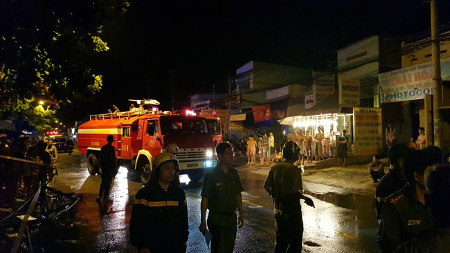 TP.HCM: Đục tường khu nhà trọ giải cứu 20 người ngủ say thoát khỏi đám cháy, 1 phụ nữ đã tử vong - Ảnh 3.