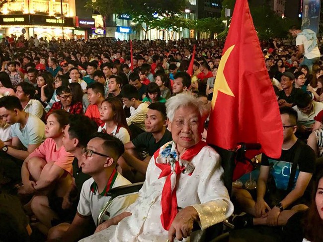 CĐV Việt Nam vỡ òa trong hạnh phúc khi đội nhà ghi bàn 2-1 trước đội tuyển Philippines - Ảnh 35.