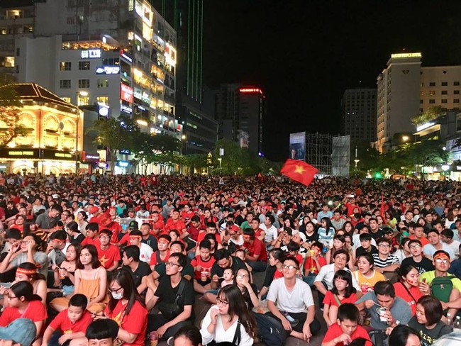 CĐV Việt Nam vỡ òa trong hạnh phúc khi đội nhà ghi bàn 2-1 trước đội tuyển Philippines - Ảnh 36.