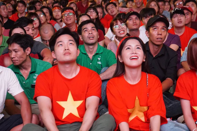 CĐV Việt Nam vỡ òa trong hạnh phúc khi đội nhà ghi bàn 2-1 trước đội tuyển Philippines - Ảnh 29.