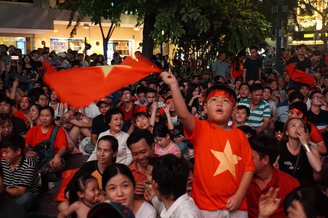 CĐV Việt Nam vỡ òa trong hạnh phúc khi đội nhà ghi bàn 2-1 trước đội tuyển Philippines - Ảnh 23.