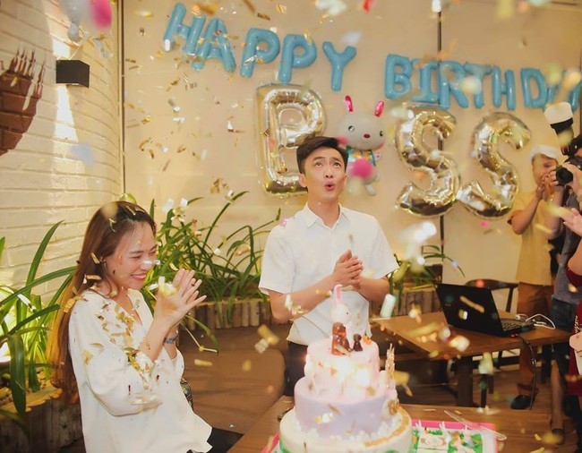 Đàm Thu Trang đăng tải ảnh sinh nhật nhưng biểu cảm của Cường Đô la mới là điều bất ngờ - Ảnh 1.