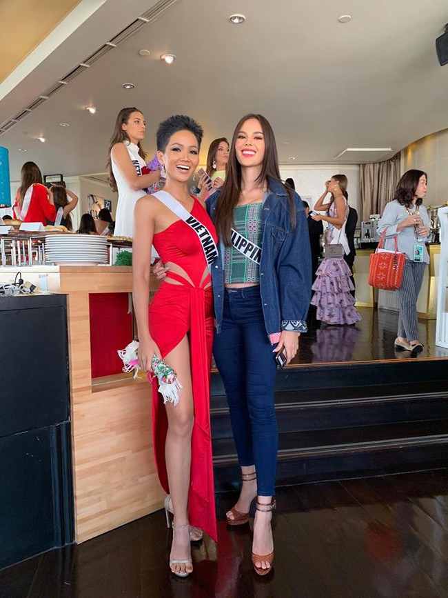 Đứng cạnh nữ thần người Philippines - ứng viên số 1 cho vương miện Miss Universe 2018, HHen Niê vẫn hút mọi ánh nhìn - Ảnh 3. Đứng cạnh nữ thần người Philippines - ứng viên số 1 cho vương miện Miss Universe 2018, HHen Niê vẫn hút mọi ánh nhìn - Ảnh 3.
