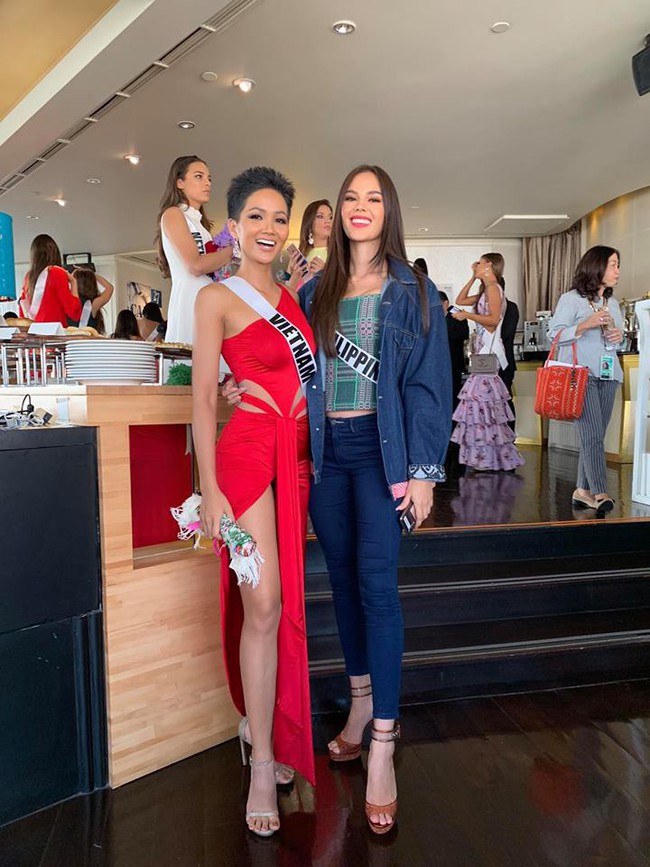 Đứng cạnh nữ thần người Philippines - ứng viên số 1 cho vương miện Miss Universe 2018, HHen Niê vẫn hút mọi ánh nhìn - Ảnh 3.