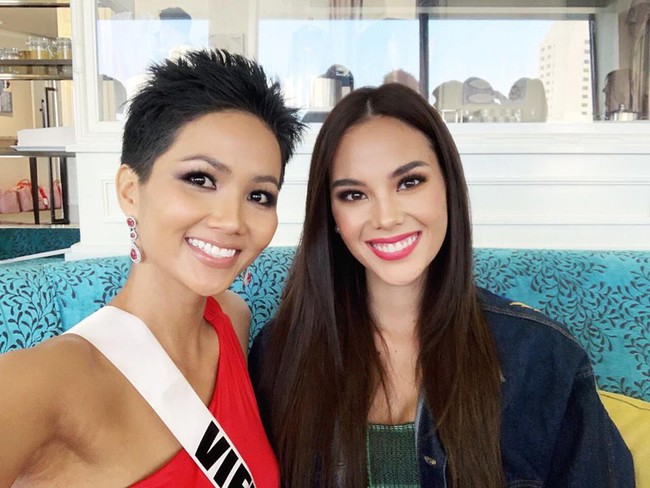 Đứng cạnh nữ thần người Philippines - ứng viên số 1 cho vương miện Miss Universe 2018, HHen Niê vẫn hút mọi ánh nhìn - Ảnh 2.