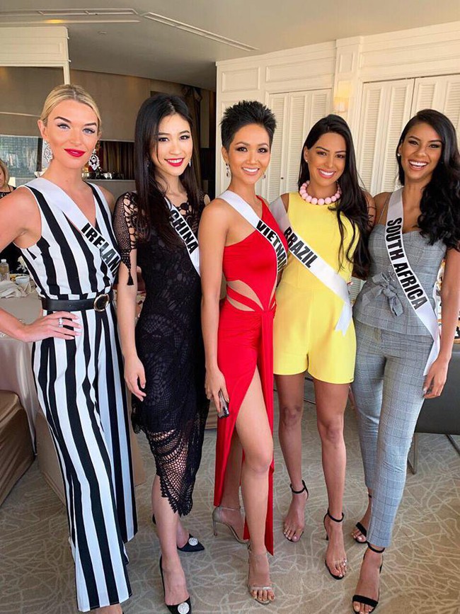 Đứng cạnh nữ thần người Philippines - ứng viên số 1 cho vương miện Miss Universe 2018, HHen Niê vẫn hút mọi ánh nhìn - Ảnh 5. Đứng cạnh nữ thần người Philippines - ứng viên số 1 cho vương miện Miss Universe 2018, HHen Niê vẫn hút mọi ánh nhìn - Ảnh 5.