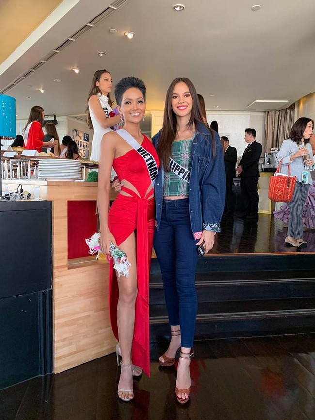 Đứng cạnh nữ thần người Philippines - ứng viên số 1 cho vương miện Miss Universe 2018, HHen Niê vẫn hút mọi ánh nhìn - Ảnh 4.