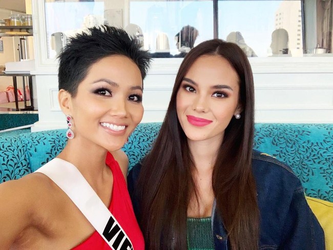 Đứng cạnh nữ thần người Philippines - ứng viên số 1 cho vương miện Miss Universe 2018, HHen Niê vẫn hút mọi ánh nhìn - Ảnh 1.