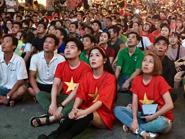 CĐV Việt Nam vỡ òa trong hạnh phúc khi đội nhà ghi bàn 2-1 trước đội tuyển Philippines - Ảnh 38.