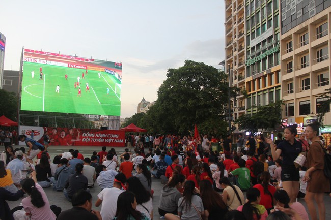 CĐV Việt Nam vỡ òa trong hạnh phúc khi đội nhà ghi bàn 2-1 trước đội tuyển Philippines - Ảnh 61.