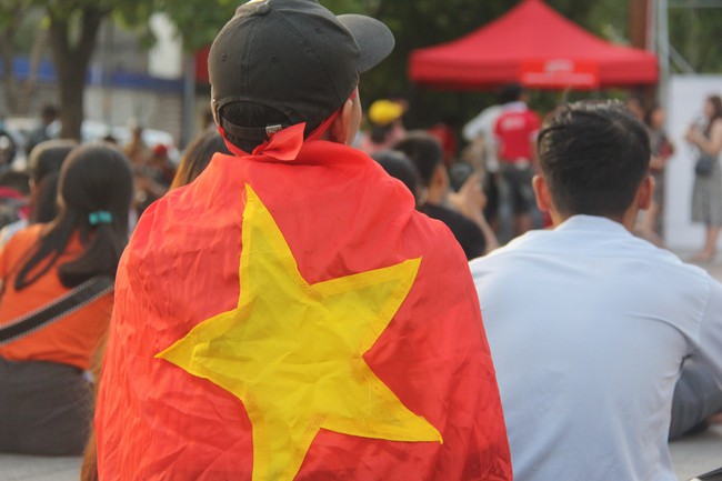 CĐV Việt Nam vỡ òa trong hạnh phúc khi đội nhà ghi bàn 2-1 trước đội tuyển Philippines - Ảnh 62.
