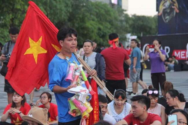 CĐV Việt Nam vỡ òa trong hạnh phúc khi đội nhà ghi bàn 2-1 trước đội tuyển Philippines - Ảnh 57.