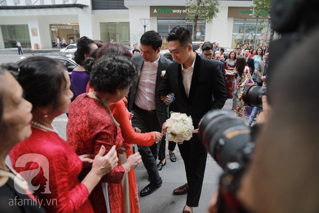Hot: Chú rể đại gia 40 tuổi ngại ngùng che mặt khi đến đón Á hậu Thanh Tú về dinh trong lễ cưới sáng nay - Ảnh 14.