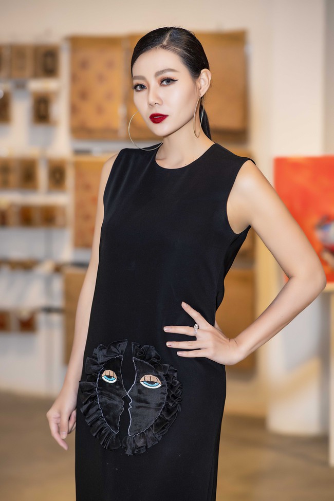 Mẹ đơn thân Hồng Quế hóa thân thành “cô dâu ma” sắc lạnh đến gai người trong show thời trang - Ảnh 5. Mẹ đơn thân Hồng Quế hóa thân thành “cô dâu ma” sắc lạnh đến gai người trong show thời trang - Ảnh 5.