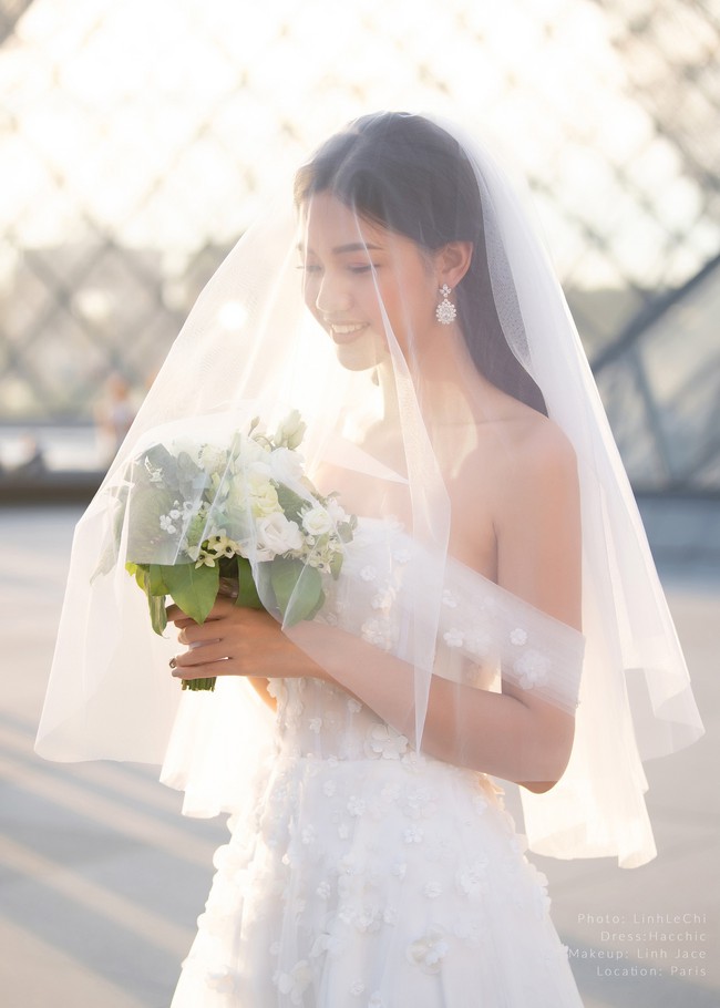 Trọn bộ ảnh cưới xa xỉ, đẹp như tạp chí được chụp tại Pháp của Á hậu Thanh Tú và chồng đại gia hơn 16 tuổi - Ảnh 13. Trọn bộ ảnh cưới xa xỉ, đẹp như tạp chí được chụp tại Pháp của Á hậu Thanh Tú và chồng đại gia hơn 16 tuổi - Ảnh 13.