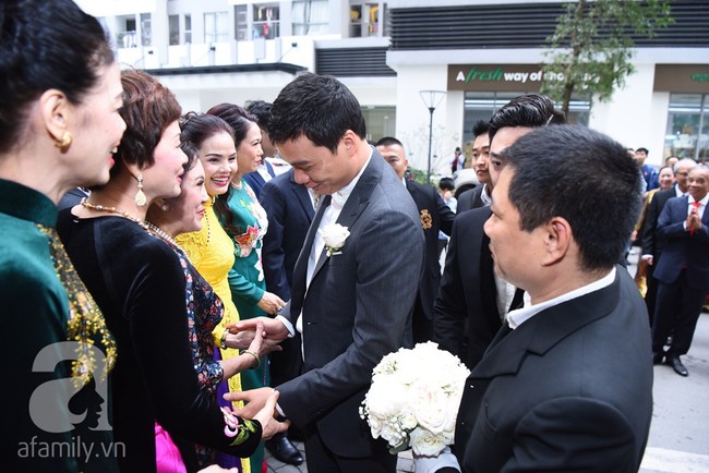 Hot: Chú rể đại gia 40 tuổi ngại ngùng che mặt khi đến đón Á hậu Thanh Tú về dinh trong lễ cưới sáng nay - Ảnh 11.
