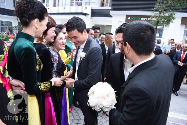 Hot: Chú rể đại gia 40 tuổi ngại ngùng che mặt khi đến đón Á hậu Thanh Tú về dinh trong lễ cưới sáng nay - Ảnh 12.