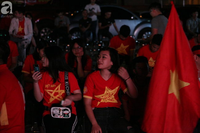 CĐV Việt Nam vỡ òa trong hạnh phúc khi đội nhà ghi bàn 2-1 trước đội tuyển Philippines - Ảnh 40.