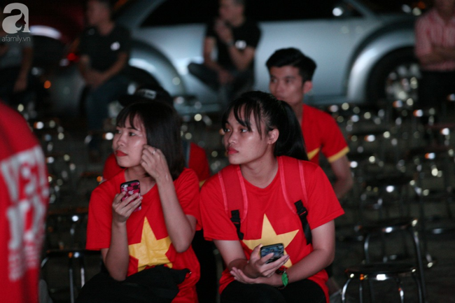 CĐV Việt Nam vỡ òa trong hạnh phúc khi đội nhà ghi bàn 2-1 trước đội tuyển Philippines - Ảnh 41.