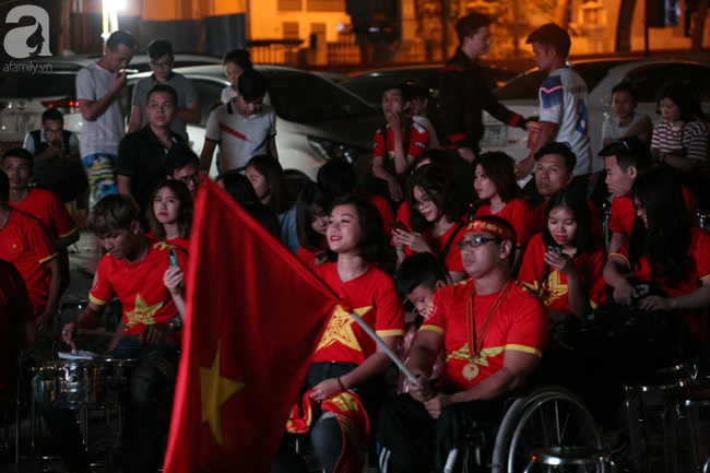CĐV Việt Nam vỡ òa trong hạnh phúc khi đội nhà ghi bàn 2-1 trước đội tuyển Philippines - Ảnh 42.
