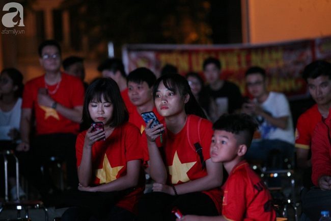CĐV Việt Nam vỡ òa trong hạnh phúc khi đội nhà ghi bàn 2-1 trước đội tuyển Philippines - Ảnh 43.