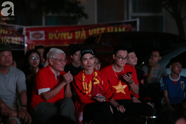 CĐV Việt Nam vỡ òa trong hạnh phúc khi đội nhà ghi bàn 2-1 trước đội tuyển Philippines - Ảnh 47.