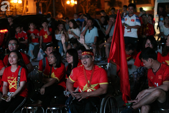 CĐV Việt Nam vỡ òa trong hạnh phúc khi đội nhà ghi bàn 2-1 trước đội tuyển Philippines - Ảnh 48.