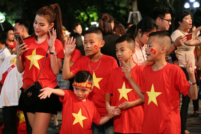 CĐV Việt Nam vỡ òa trong hạnh phúc khi đội nhà ghi bàn 2-1 trước đội tuyển Philippines - Ảnh 17.